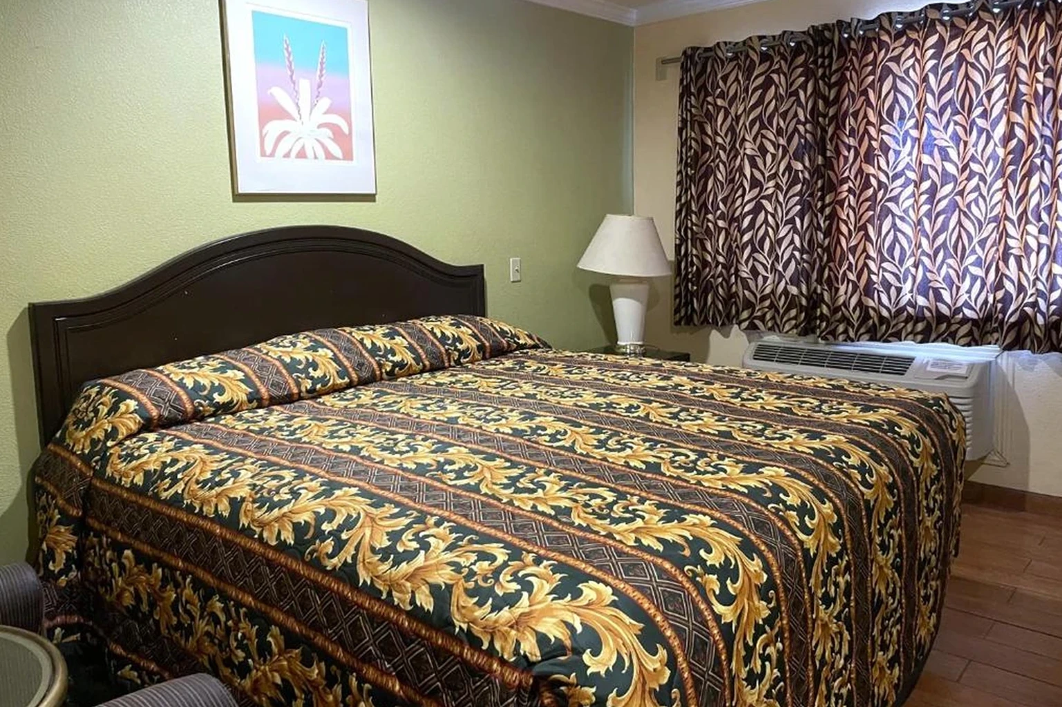 Comfortable Standard King Room at Sun Star Inn in Los Banos